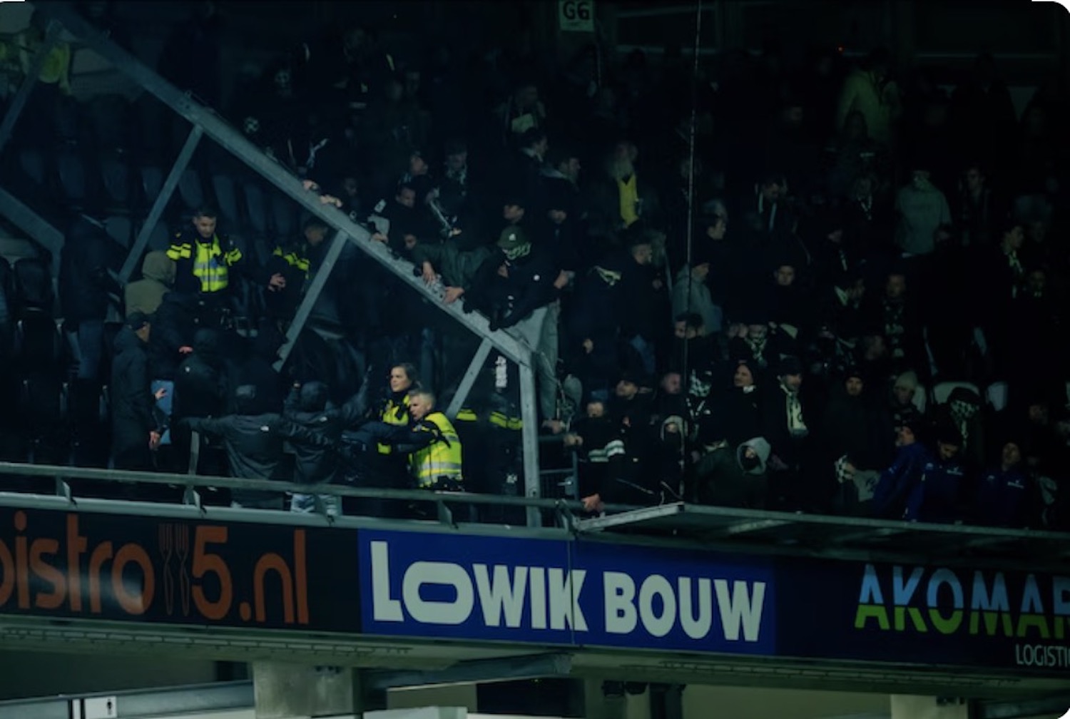 Supporter Valt Van Tribune Wedstrijd Heracles Fc Groningen Eindigt In Chaos